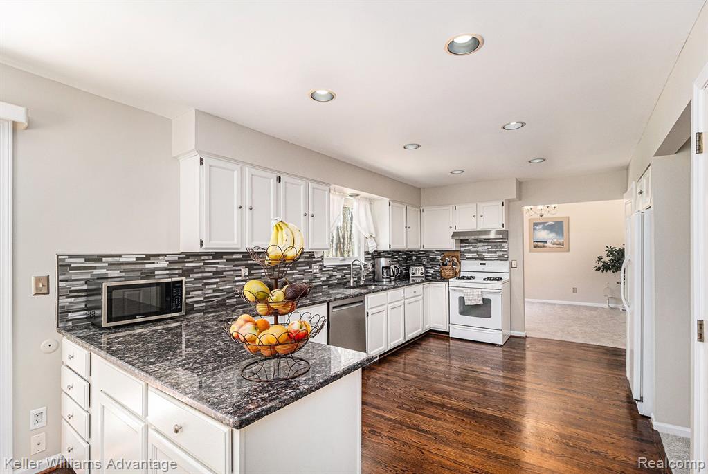 4176 EMERALD PINES Drive, Commerce Twp, MI 48390 — Photo 3