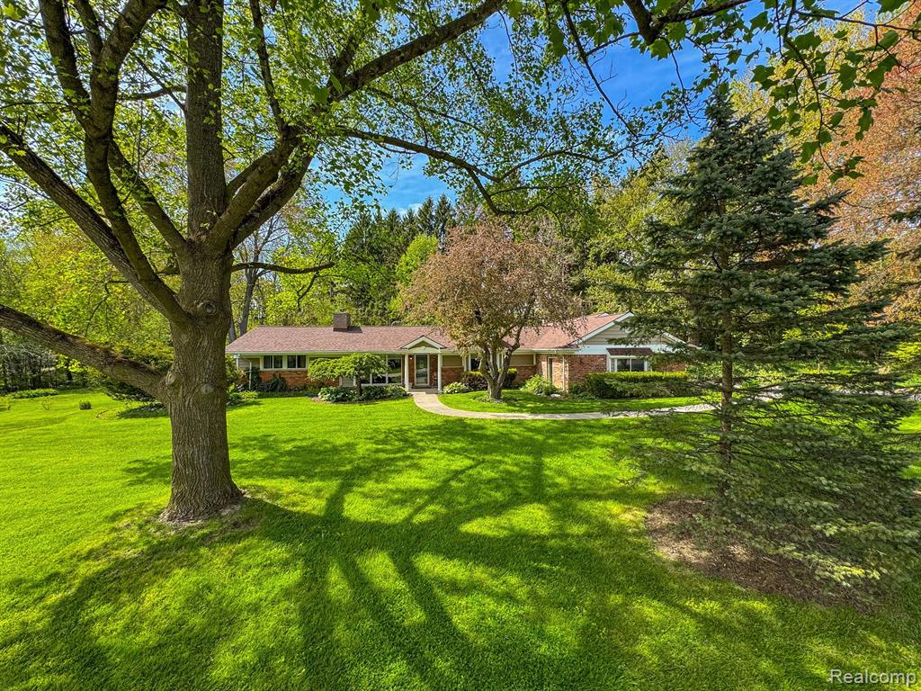 4540 BURNLEY Drive, Bloomfield Hills, MI 48304 — Photo 2