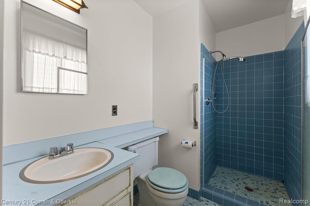 716 N CHARLESWORTH Street, Dearborn Heights, MI 48127 — Photo 24