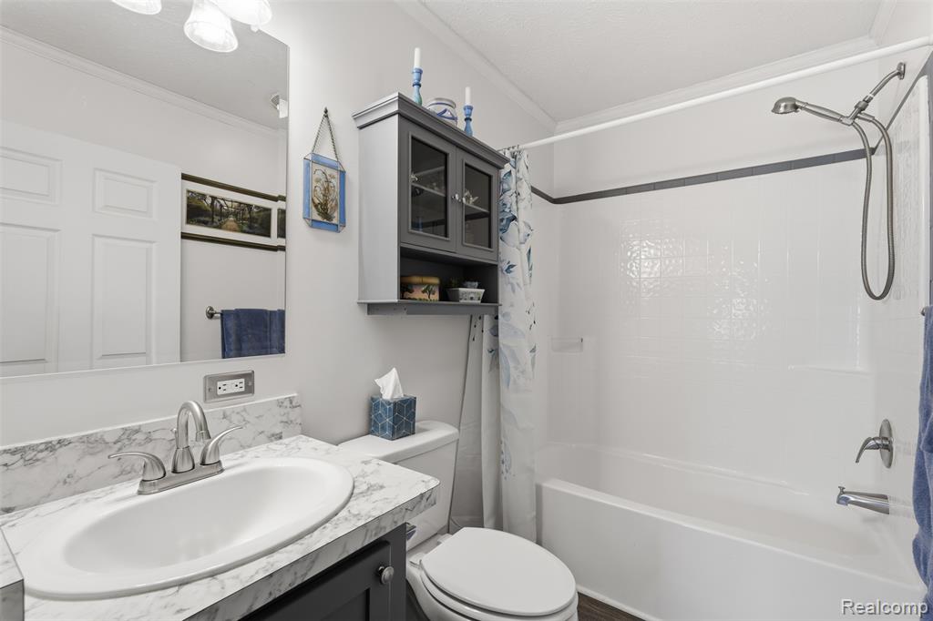 11186 Chestnut Hill Court, South Lyon, MI 48178 — Photo 18