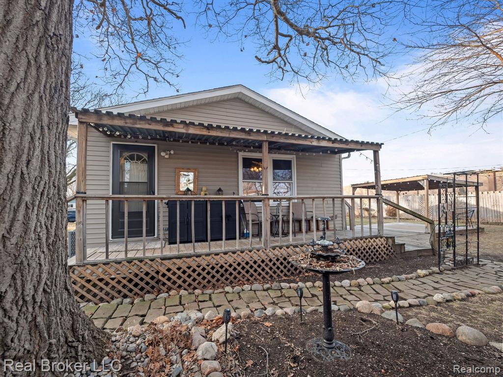 963 E MADGE Avenue, Hazel Park, MI 48030 — Photo 19