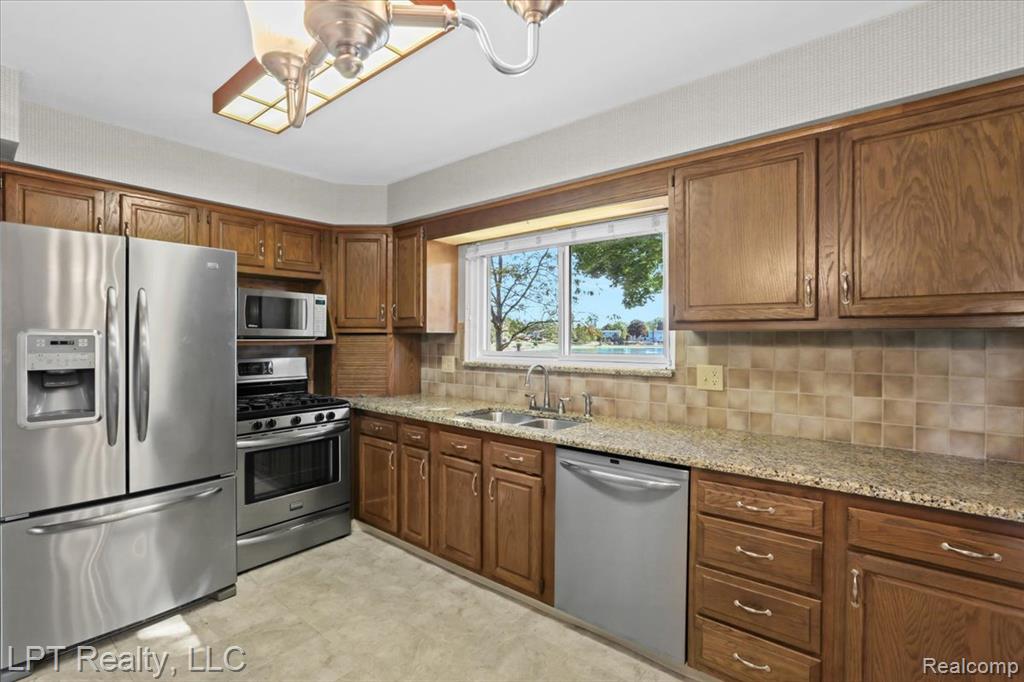 6378 Emerald Lake Drive, Troy, MI 48085 — Photo 9