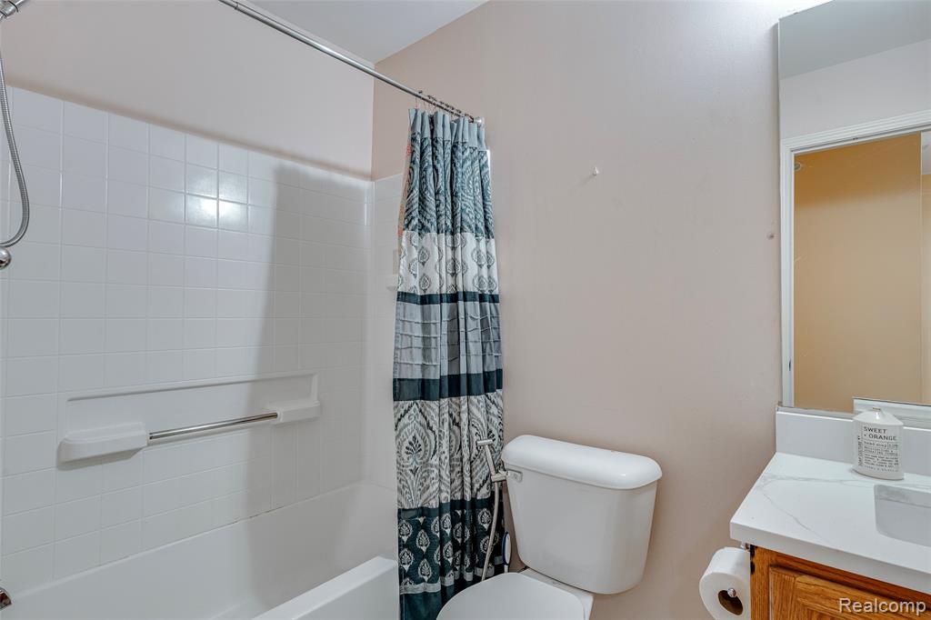 454 Old Pine Way, Walled Lake, MI 48390 — Photo 34