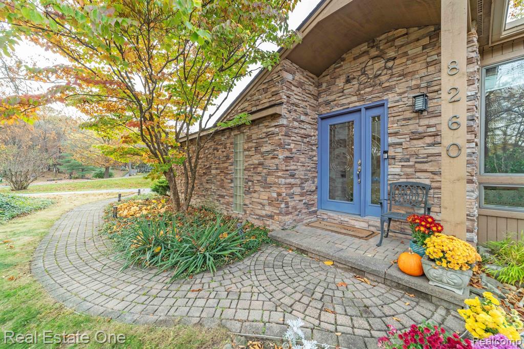 8260 ENGLEWOOD Drive, Clarkston, MI — Photo 3
