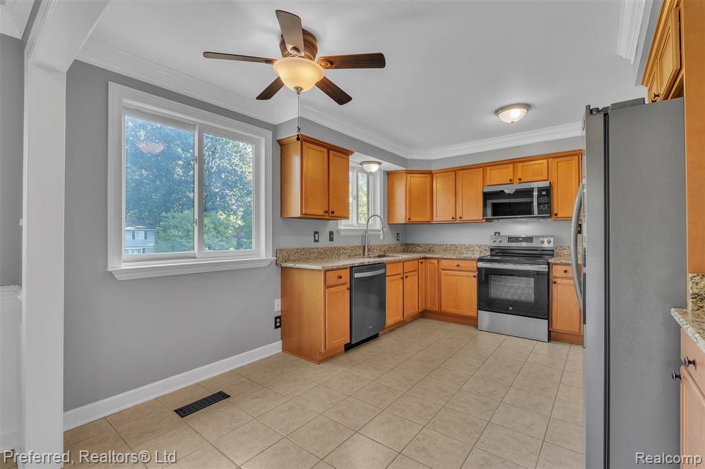 9366 Wild Oaks Circle, South Lyon, MI 48178 — Photo 8