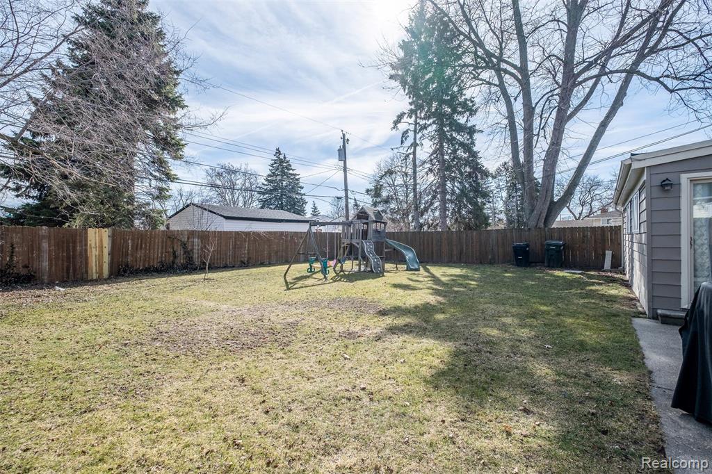 39856 Parklawn Drive, Sterling Heights, MI 48313 — Photo 46