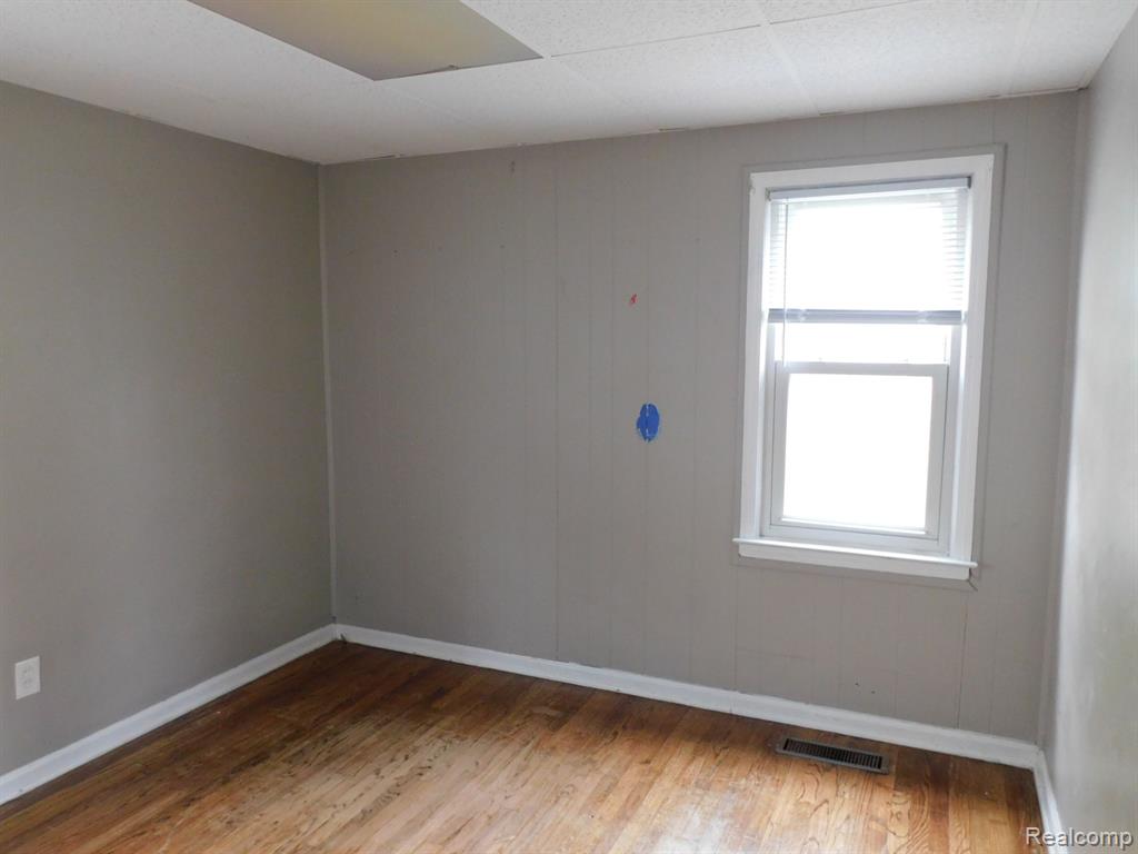 813 E MUIR Avenue, Hazel Park, MI 48030 — Photo 9