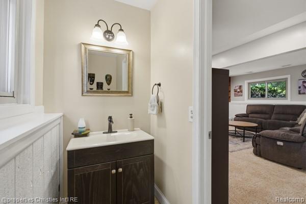 6884 Aeroview Street, West Bloomfield, MI 48324 — Photo 15