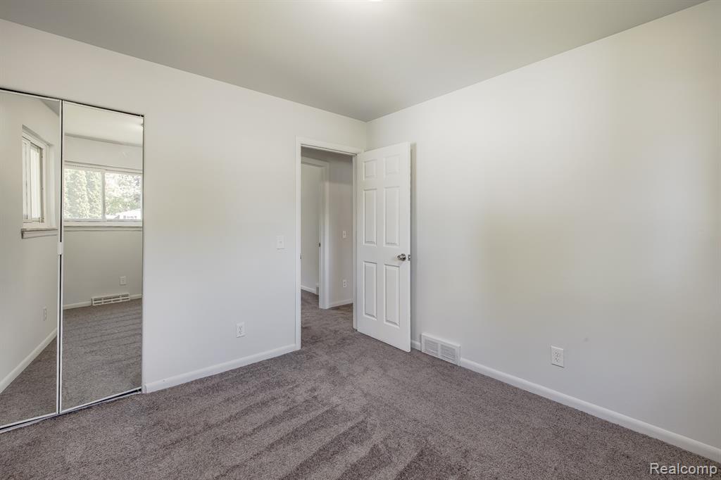 5357 Farm Road, Waterford, MI 48327 — Photo 21
