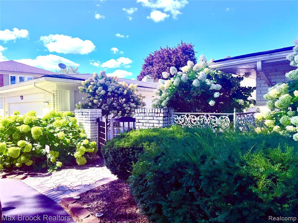 4784 S VALLEYVIEW Road, West Bloomfield, MI 48323 — Photo 12