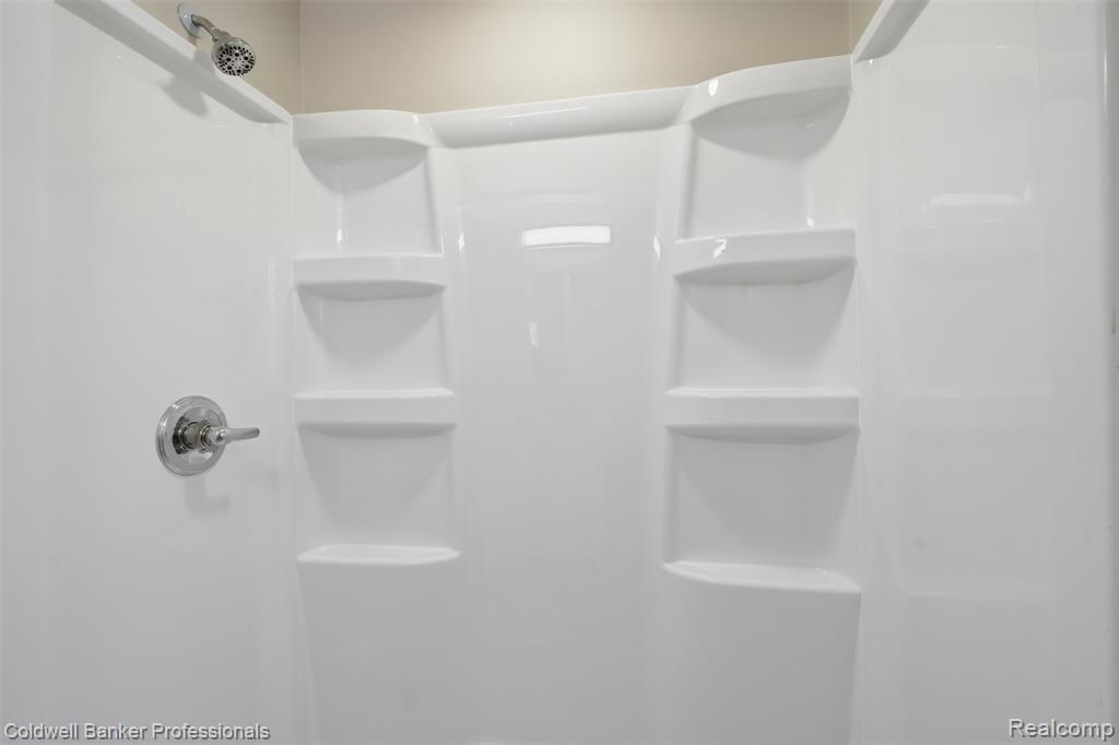 18761 Dolores Avenue, Lathrup Village, MI 48076 — Photo 26