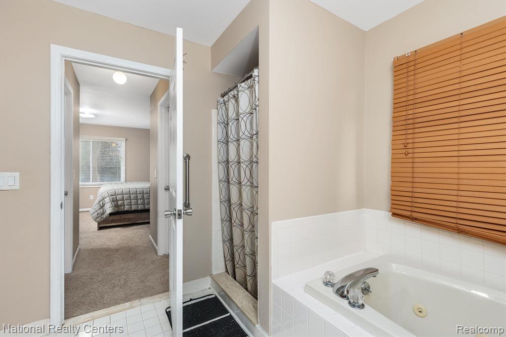 51569 PINEWOOD Drive, Macomb, MI 48042 — Photo 32