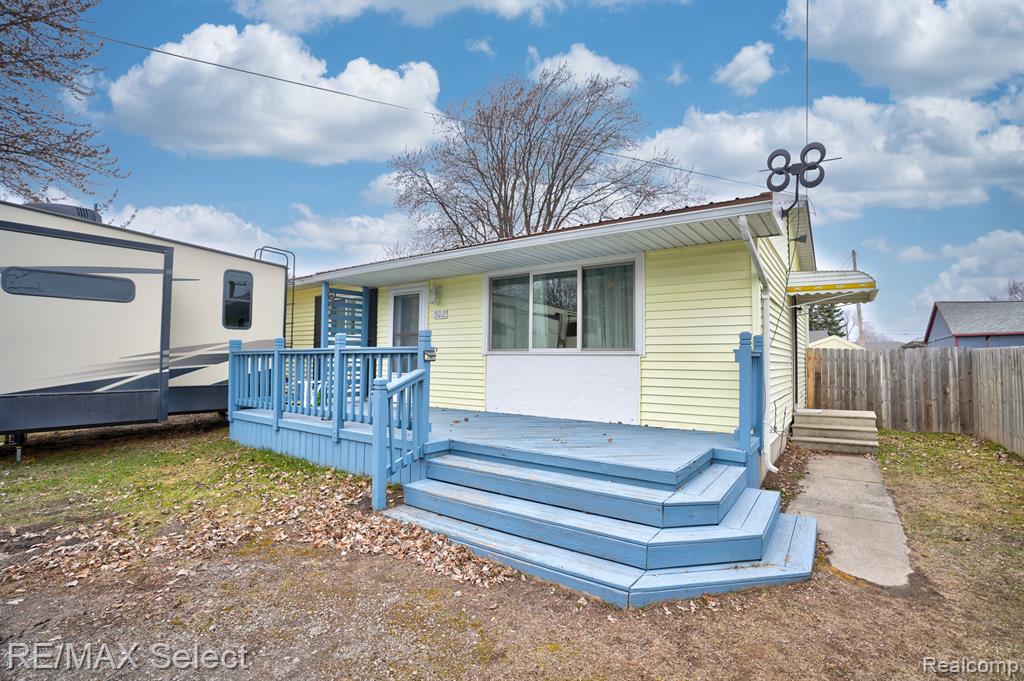 502 W BENJAMIN Street, Linwood, MI 48634 — front exterior
