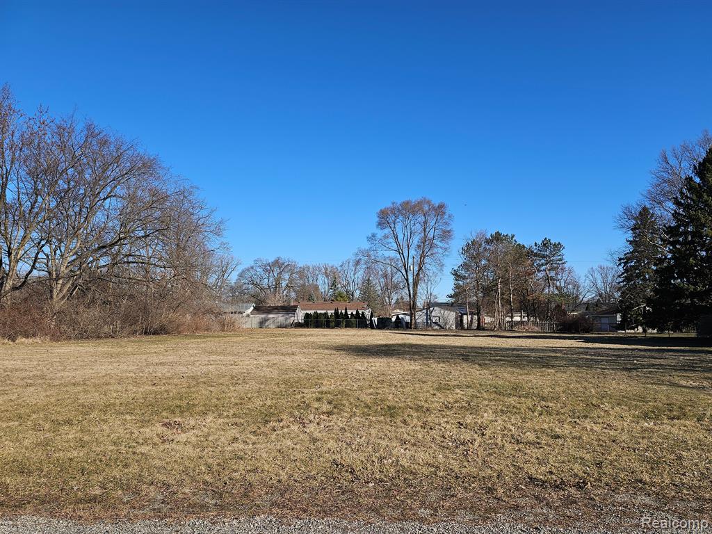 5995 Olympic Parkway, Waterford, MI 48329 — Photo 2