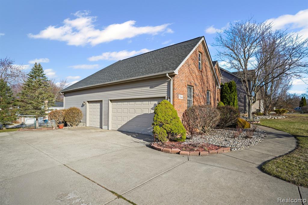 564 CHASSEUR Drive, Grand Blanc, MI 48439 — Photo 4