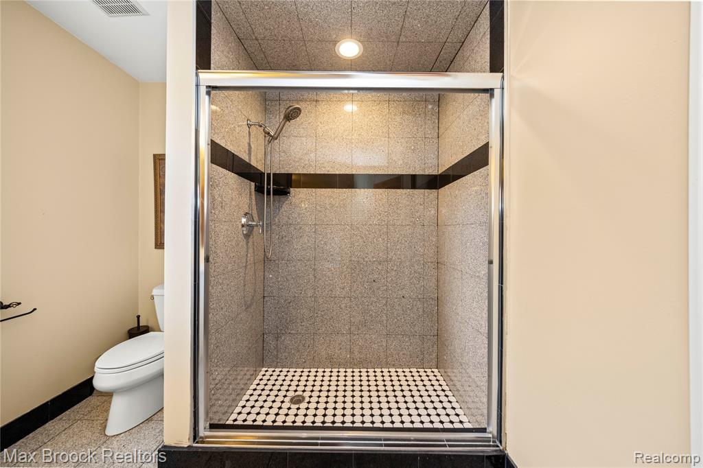 5679 Branford Drive, West Bloomfield, MI — Photo 43
