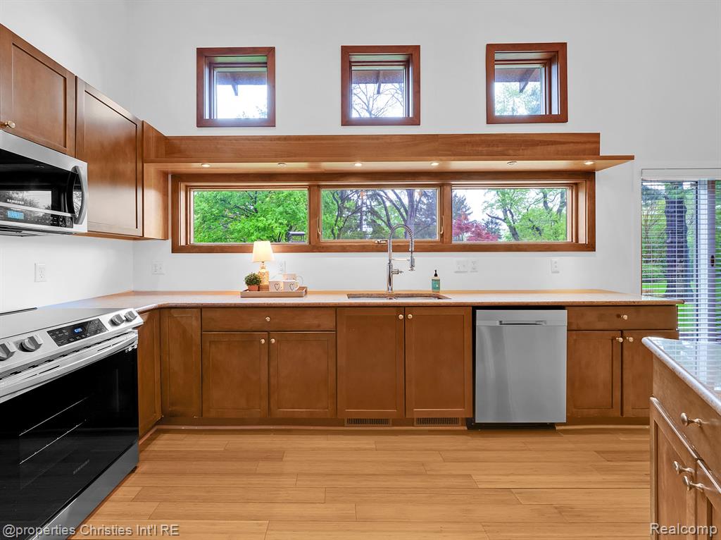 561 Yorkton Lane, Bloomfield Hills, MI 48304 — Photo 19
