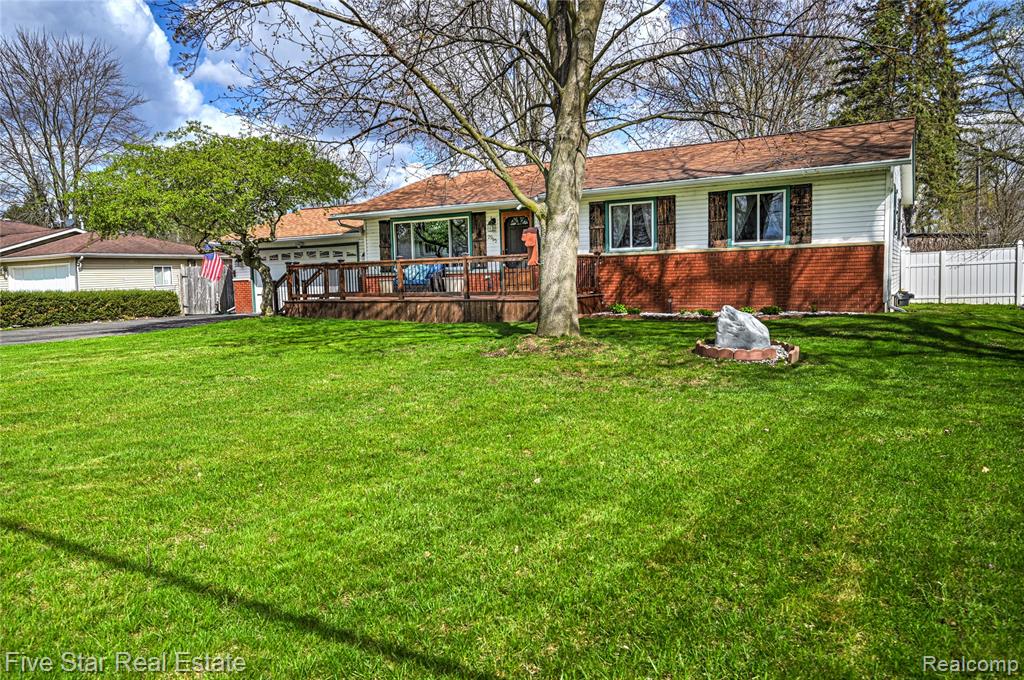 2995 Beaumont Drive, Highland, MI 48356 — front exterior