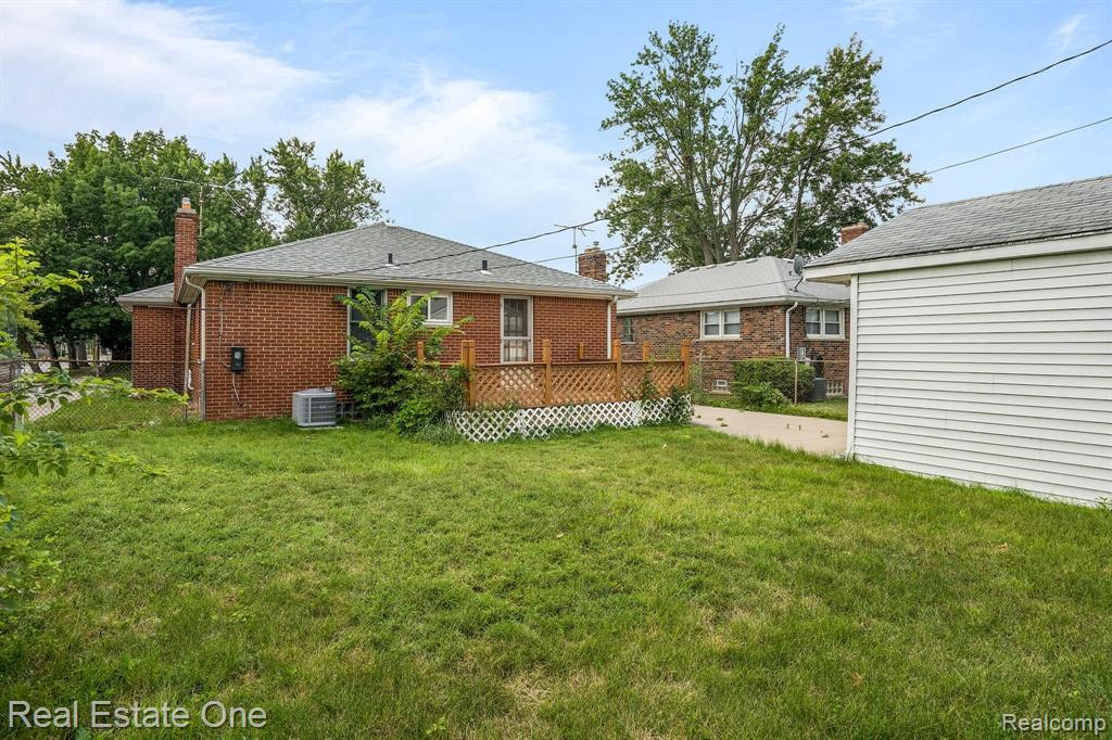 21135 LITTLESTONE Road, Harper Woods, MI 48225 — Photo 19