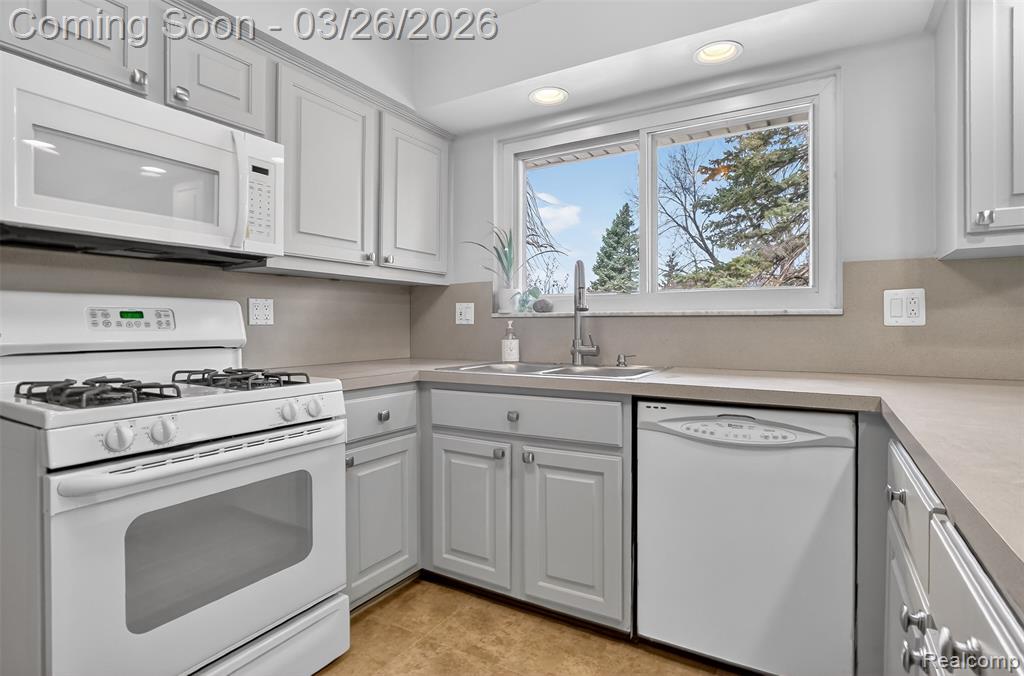 447 Lange Drive, Troy, MI 48098 — Photo 10