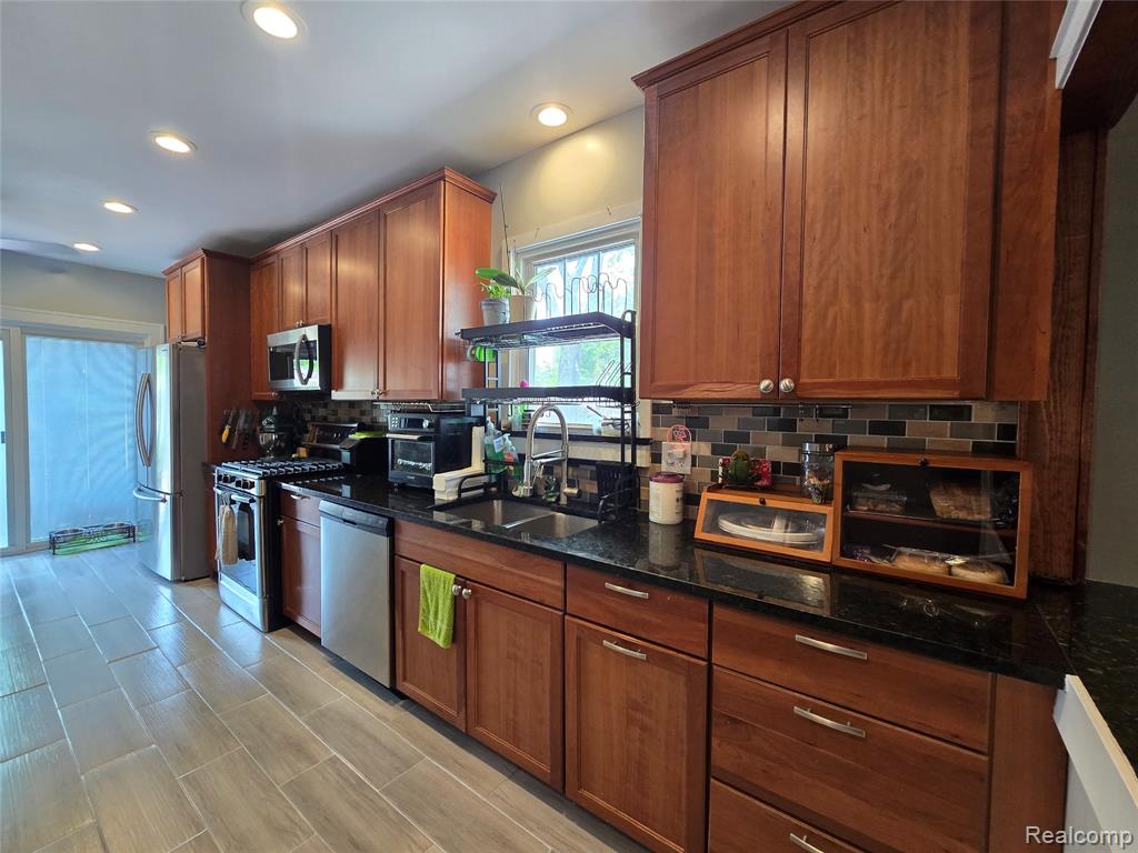 22911 Maple Avenue, Farmington, MI 48336 — Photo 13