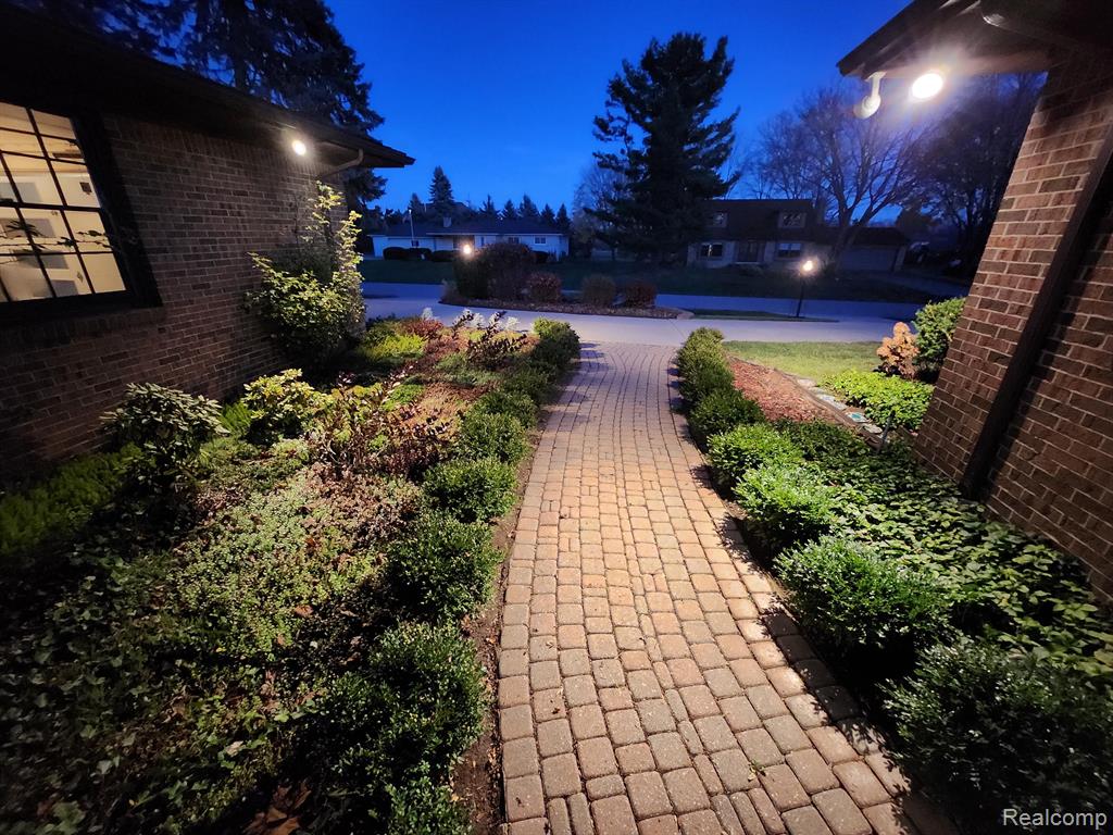 6865 FREDMOOR Drive, Troy, MI 48098 — Photo 48