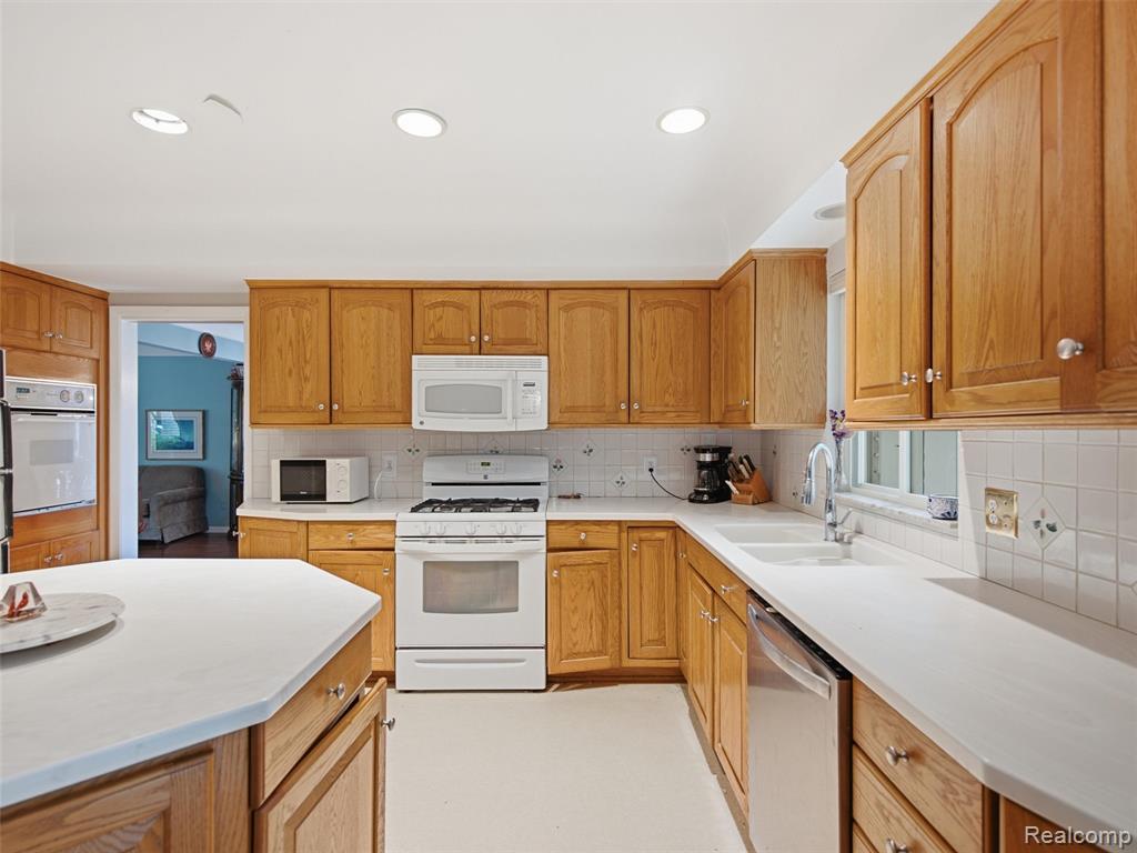 883 Briarcliff Drive, Grosse Pointe, MI 48236 — Photo 16