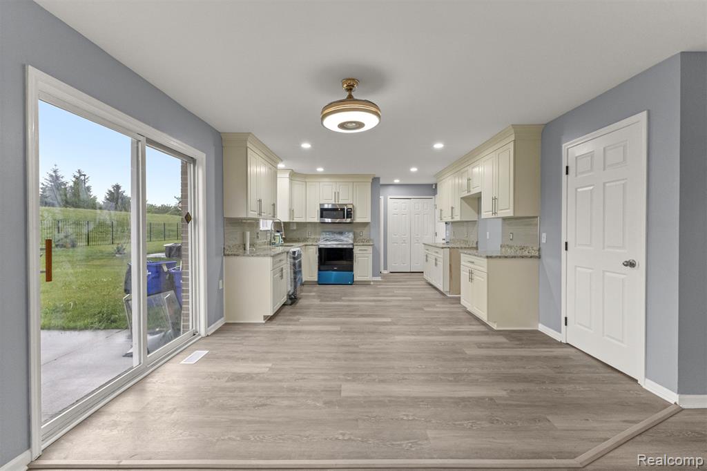 10913 Edlie Circle, Dearborn Heights, MI 48214 — Photo 10