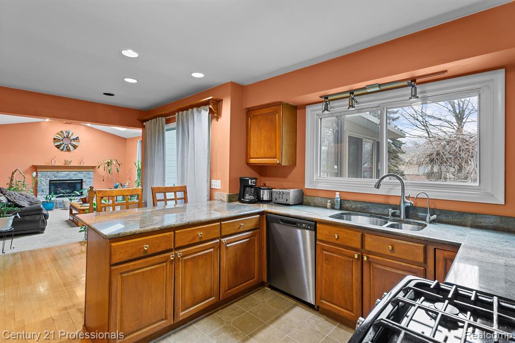7594 Woodside Place, Waterford, MI 48327 — Photo 10