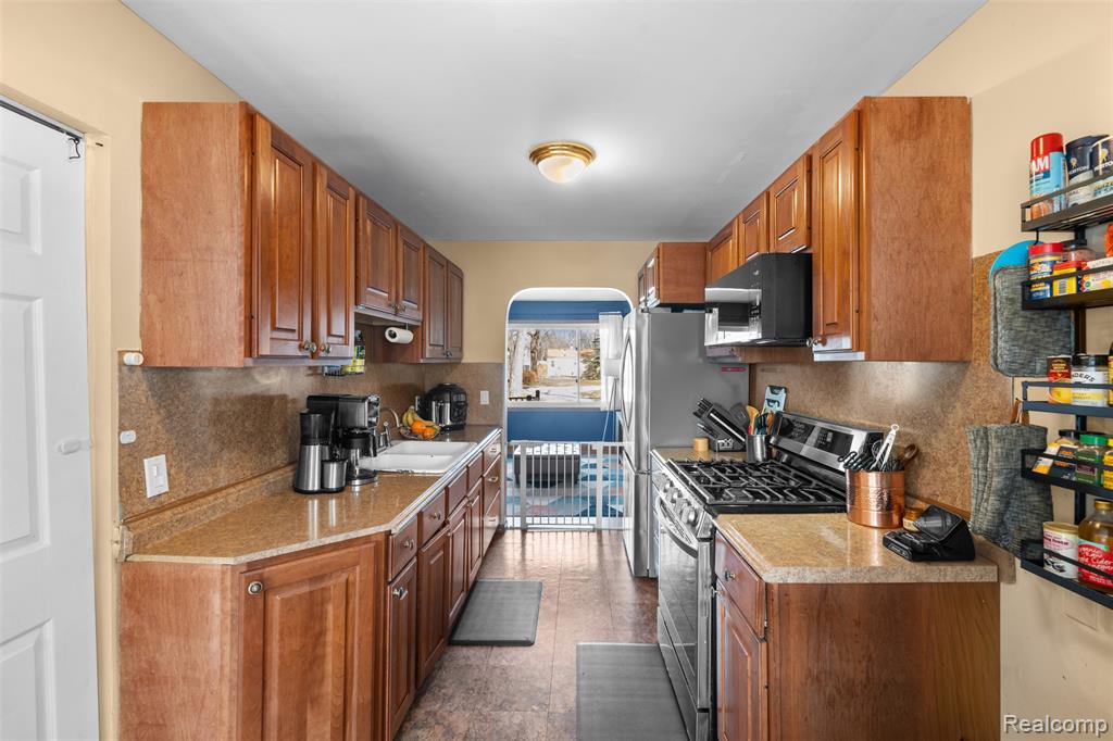592 E Dallas Avenue, Madison Heights, MI 48071 — Photo 9