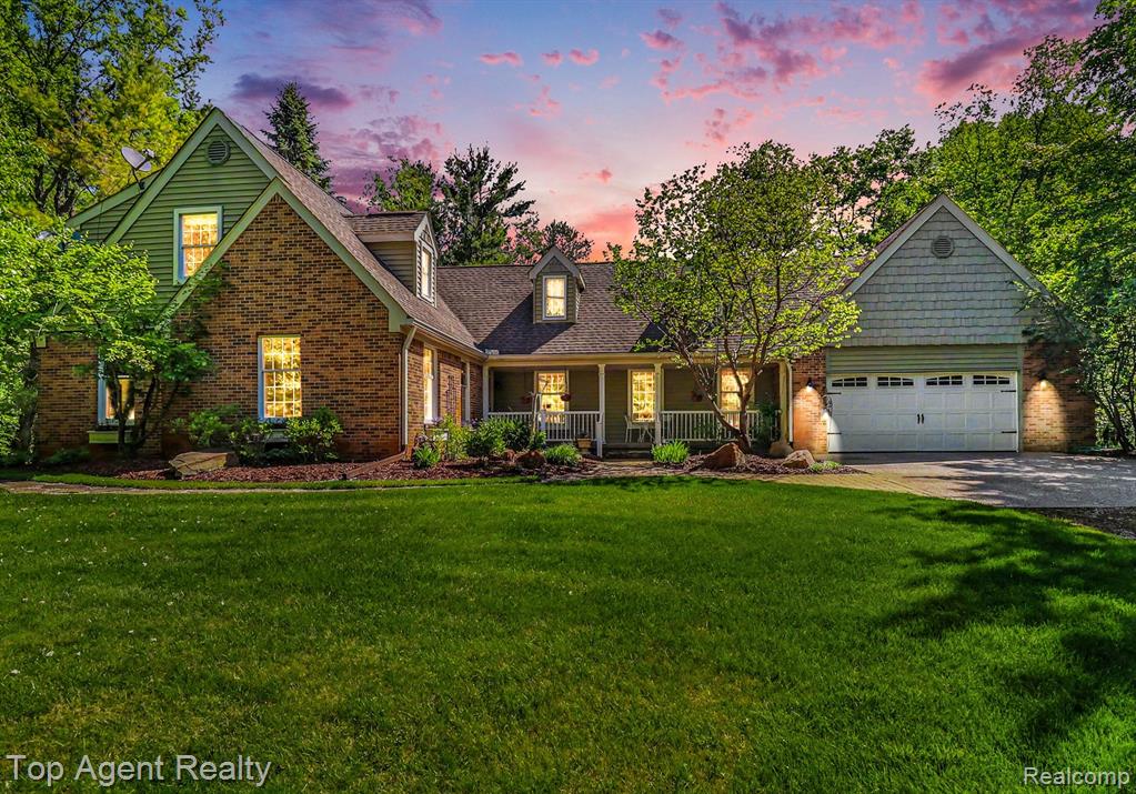 2411 Farmbrook Trail, Oxford, MI 48370