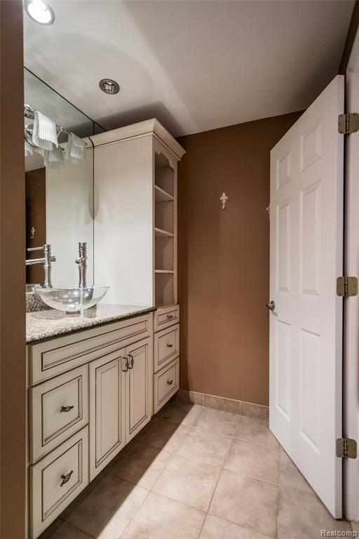 7118 Pebble Park Drive, West Bloomfield, MI — Photo 33