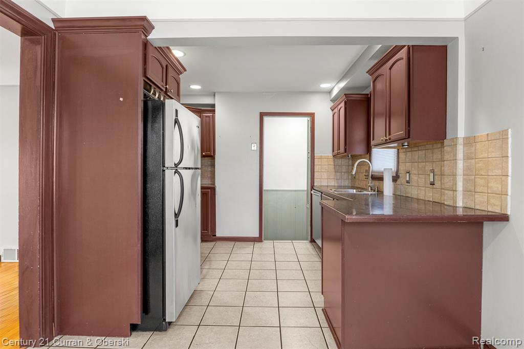 9299 Becker Avenue, Allen Park, MI 48101 — Photo 11