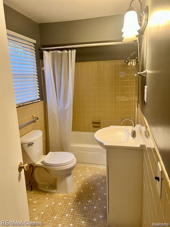 615 Leon Road, Walled Lake, MI 48390 — Photo 15