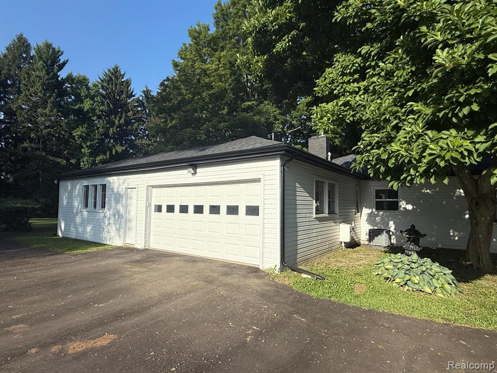 6076 Hugh Street, Burton, MI 48509 — Photo 27