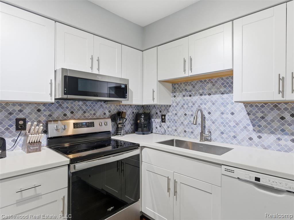 5868 Shore Court, Clarkston, MI — Photo 17
