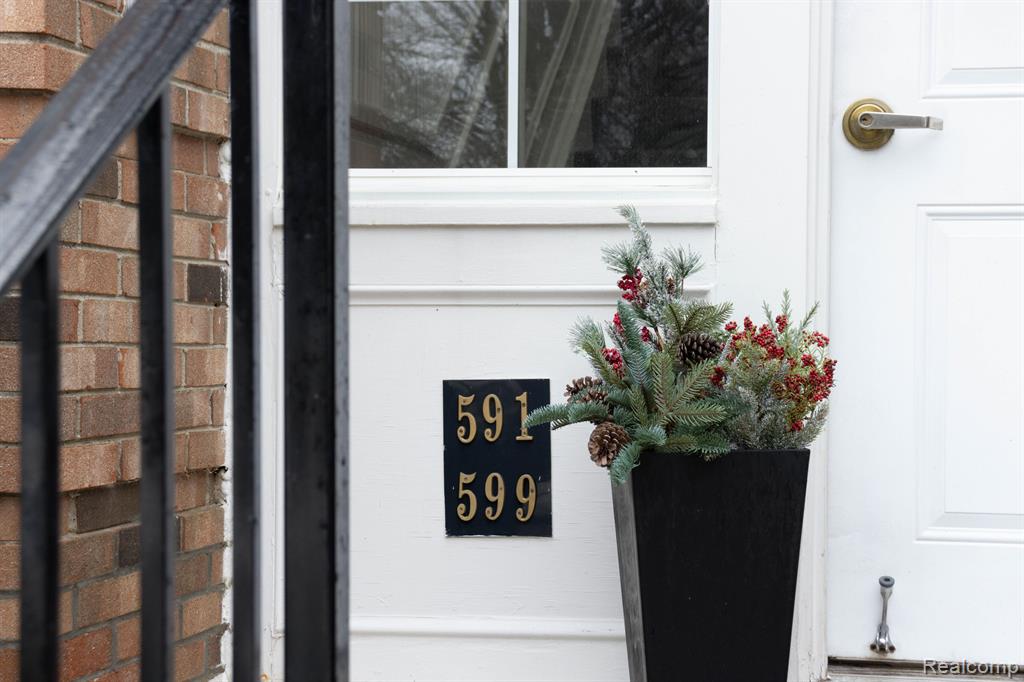 591 E FOX HILLS Drive, Bloomfield Hills, MI 48304 — Photo 4