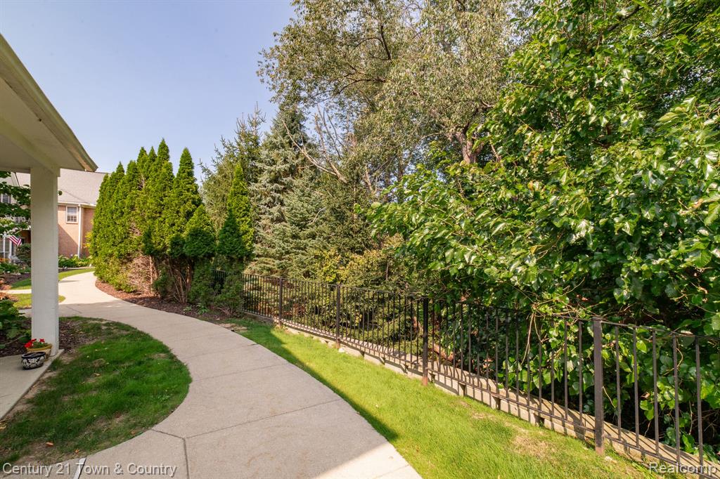 1032 SHIAWASSEE Circle, Howell, MI 48843 — Photo 7
