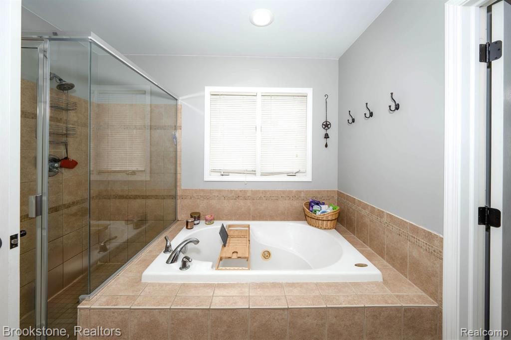 921 OLD HICKORY LANE Lane, Lake Orion, MI 48362 — Photo 15