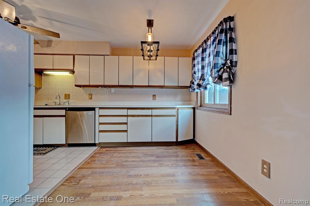 9045 E BLUEWATER Drive, Clarkston, MI 48348 — Photo 8