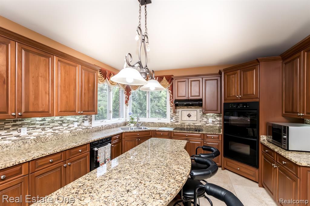 18090 Peninsula Way, Northville, MI 48168 — Photo 39