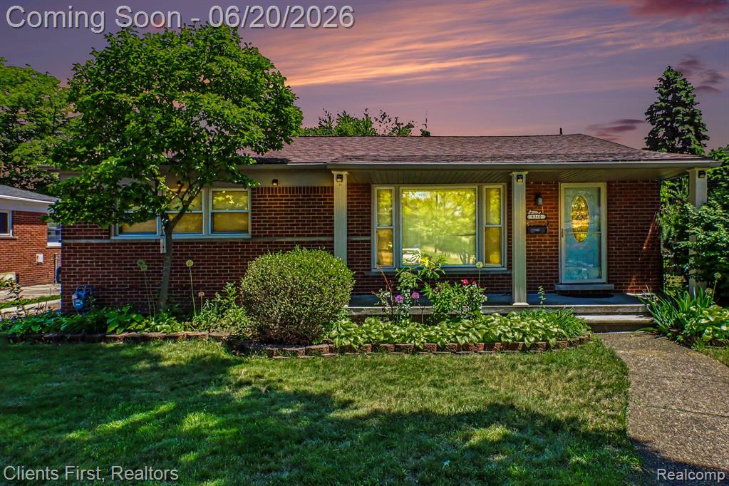 8260 Arnold Street, Dearborn Heights, MI 48127 — front exterior