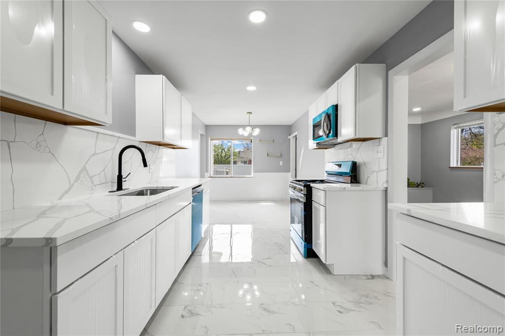 23701 Coyle Street, Oak Park, MI 48237 — Photo 9