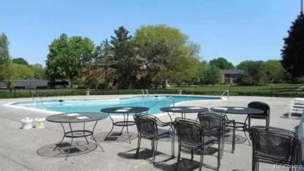 628 E Fox Hills Drive, Bloomfield Hills, MI 48304 — Photo 13