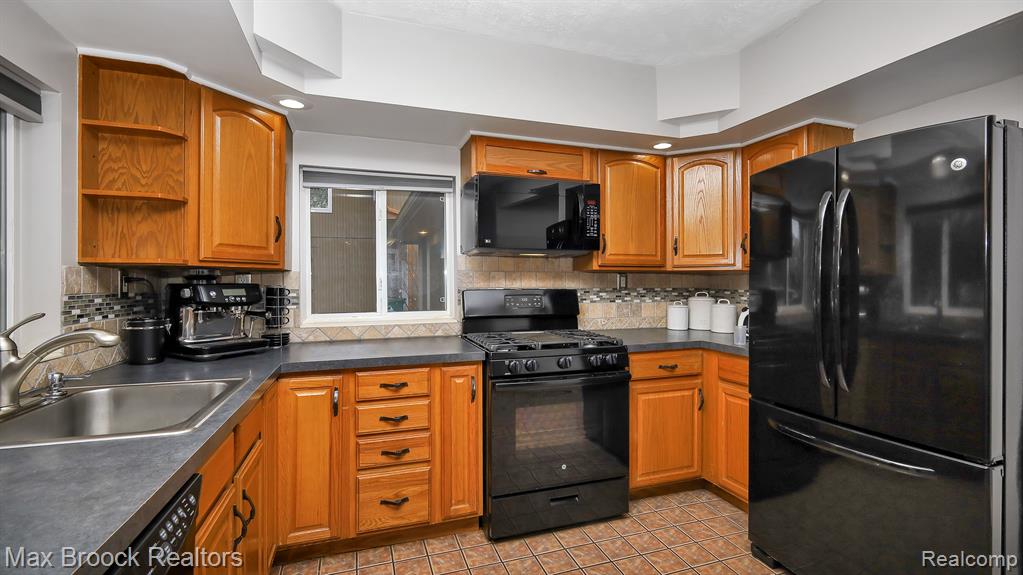 9681 LISTERIA Street, Commerce Twp, MI 48382 — Photo 18