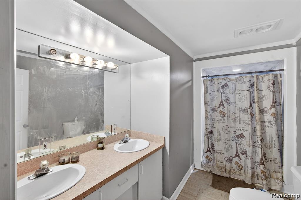 5874 Orchard Woods Drive, West Bloomfield, MI 48324 — Photo 45