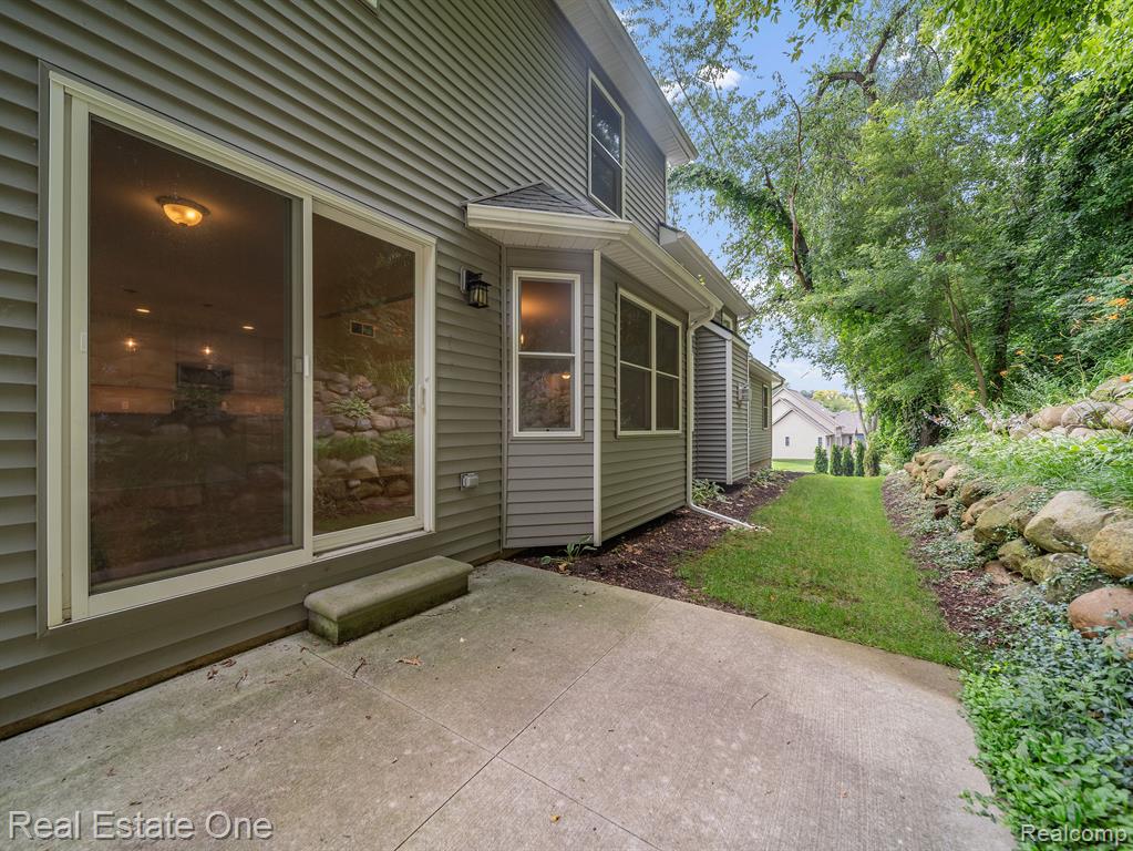 9687 SHELTERING OAKS Drive, Brighton, MI 48114 — Photo 22