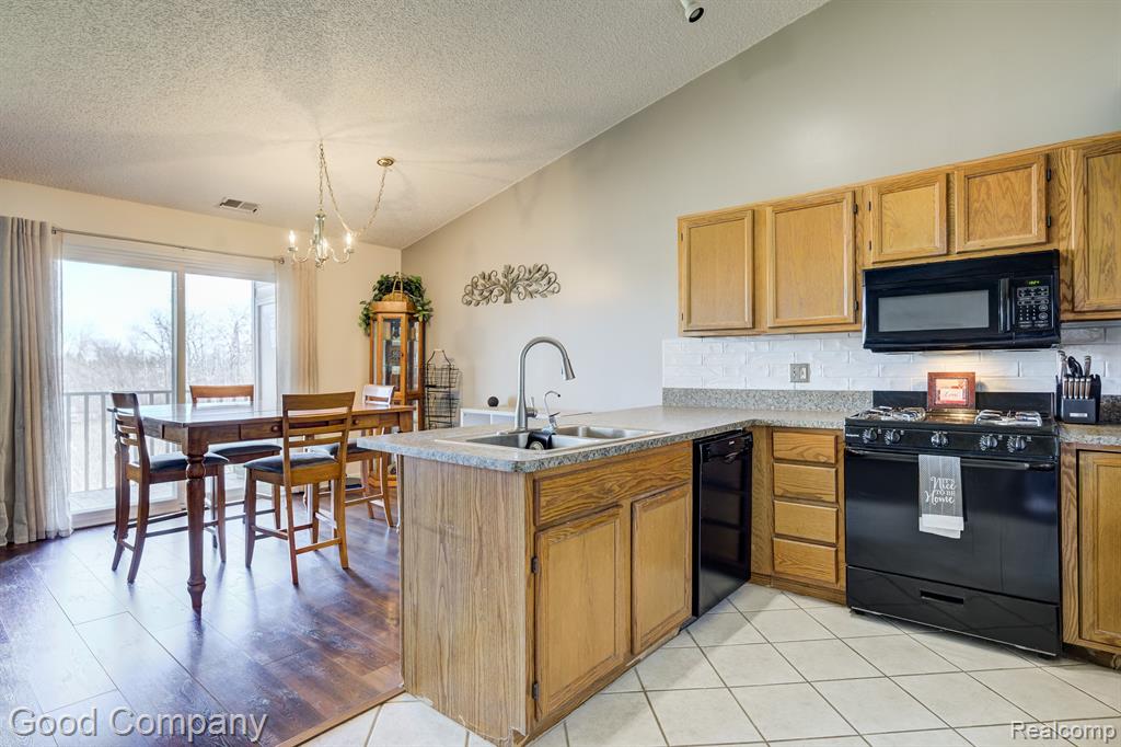4910 HARBOR POINT Drive, 3, Waterford, MI 48329 — Photo 15