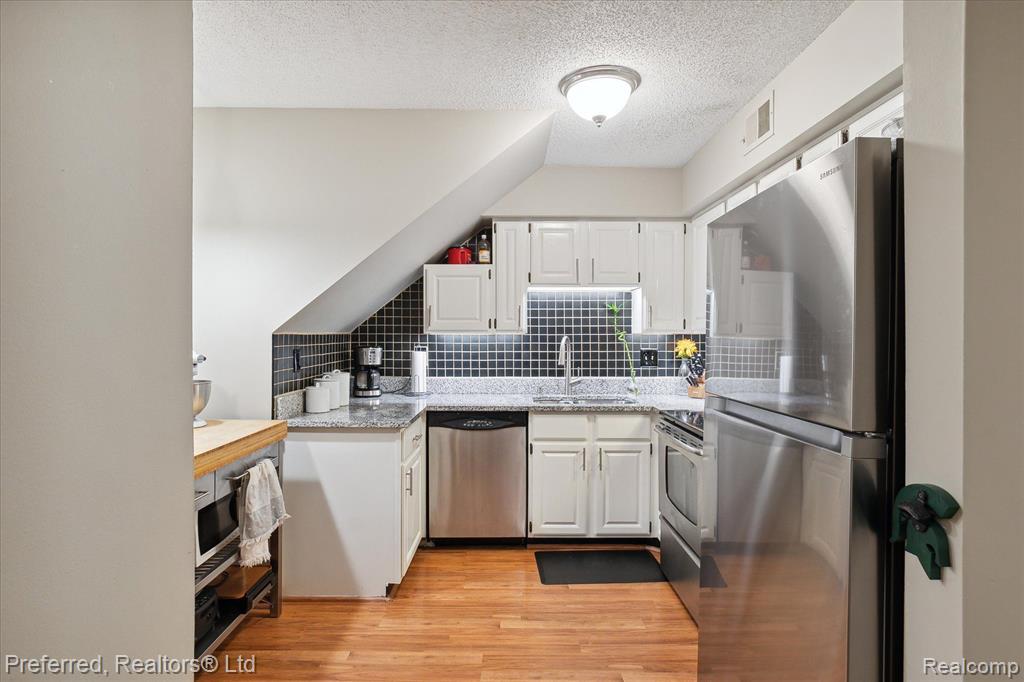 262 PINEWOOD Drive, Plymouth, MI 48170 — Photo 16