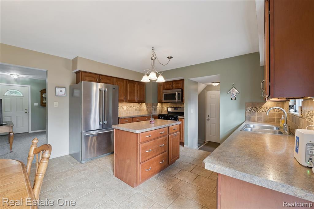 2436 Woodlawn Street, Wolverine Lake, MI 48390 — Photo 12